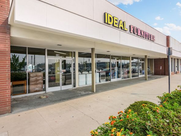 NNN Leased Retail Building - Ideal Furniture Gallery: 116 W 6th St, Hanford, CA 93230